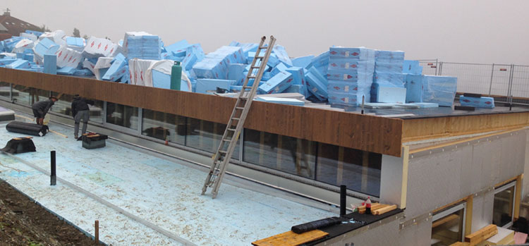 Il tetto del supermercato pronto per la posa dei pannelli isolanti in XPS